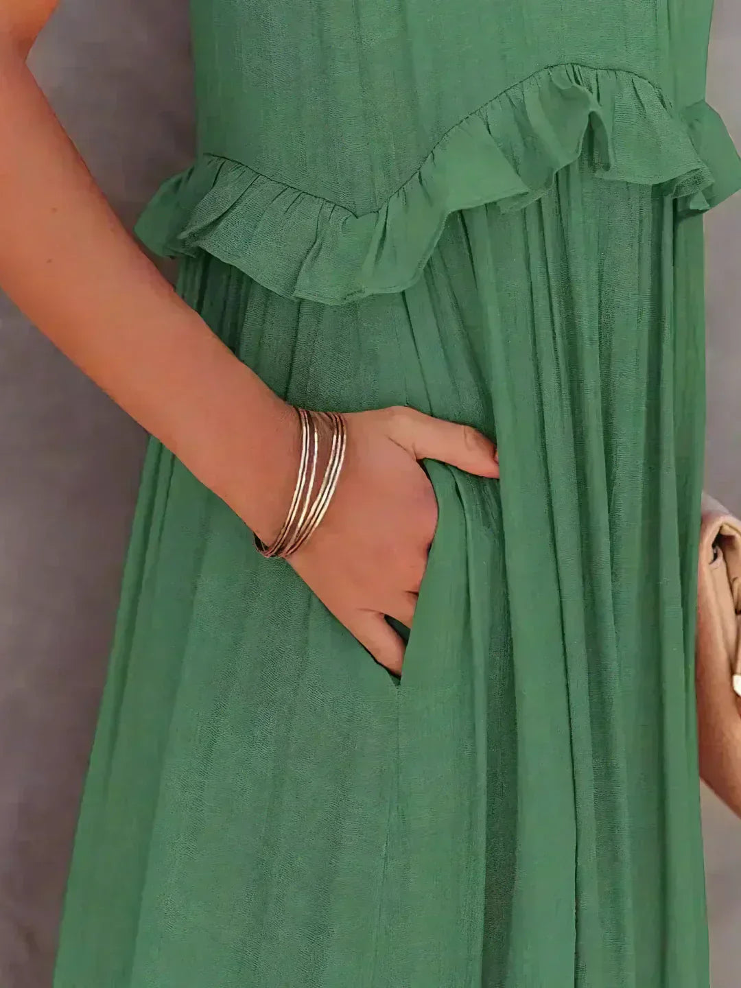 Delilah – Elegantes Neckholder-Kleid mit Rüschenbesatz