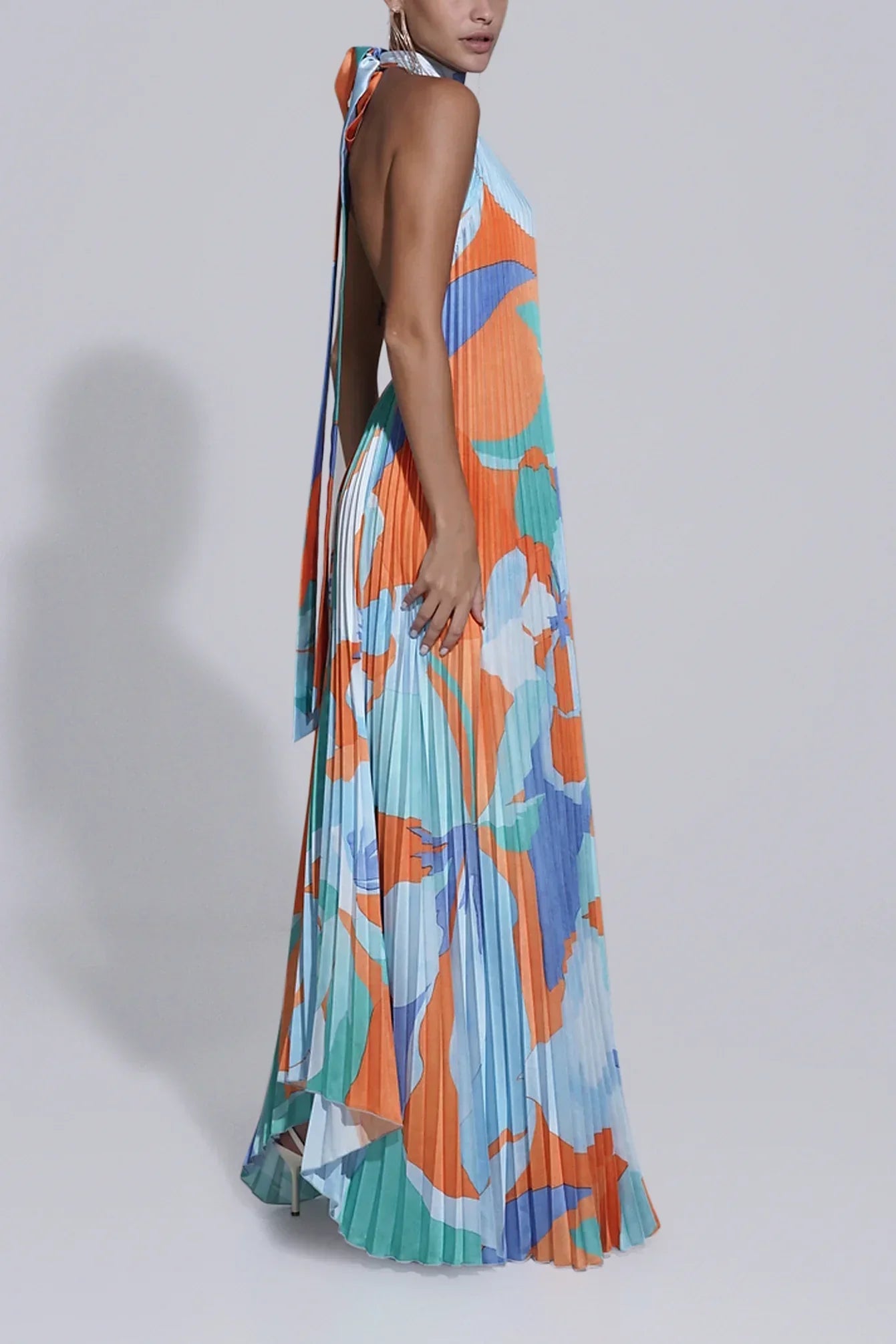 Shalia – Sinnliches Neckholder-Maxikleid mit Plissee