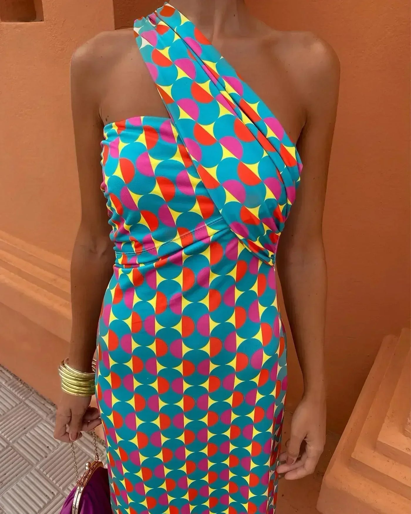 Irmgardi – Buntes Kleid mit asymmetrischem Ausschnitt