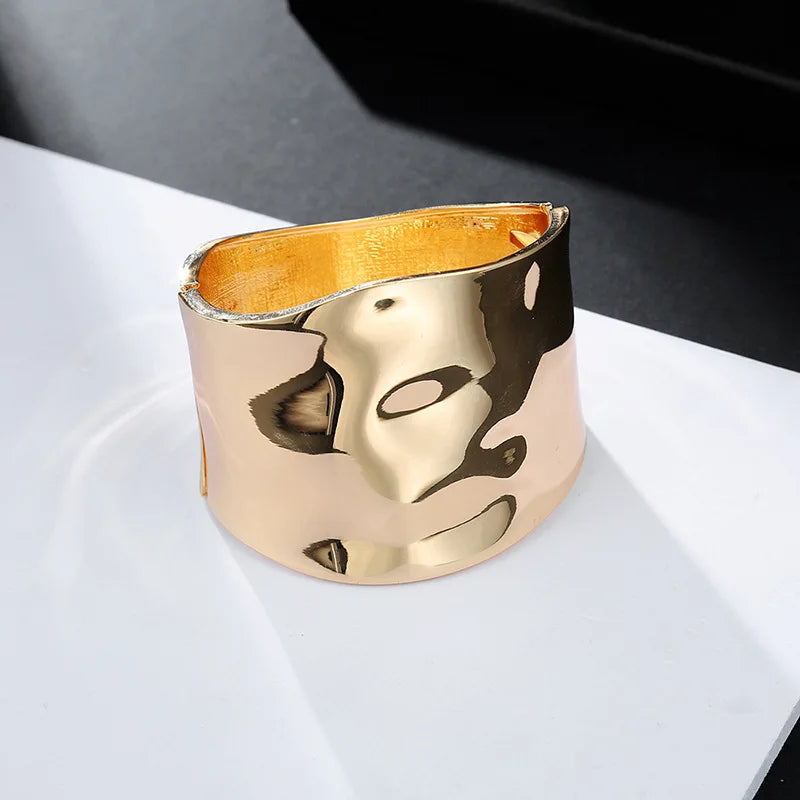 RAYNA™ – Schicker asymmetrischer Statement-Armreif 