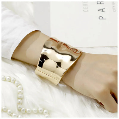 RAYNA™ – Schicker asymmetrischer Statement-Armreif 