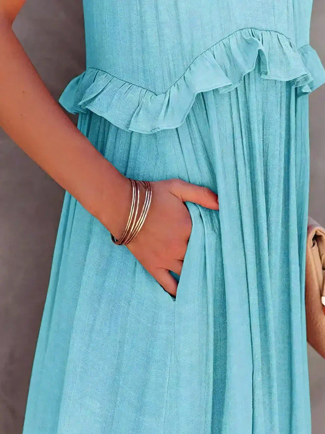 Delilah – Elegantes Neckholder-Kleid mit Rüschenbesatz