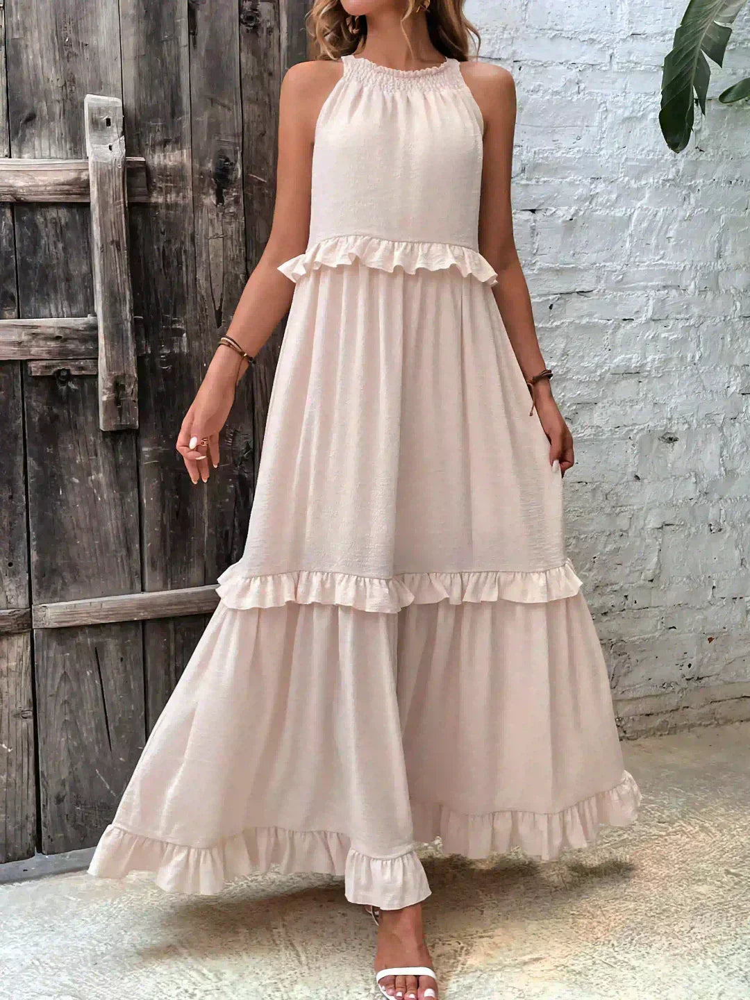Delilah – Elegantes Neckholder-Kleid mit Rüschenbesatz